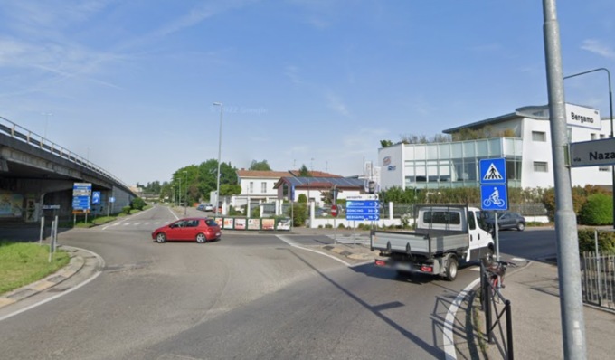 Cade dalla bici e finisce sotto un camion: muore prof del Torriani