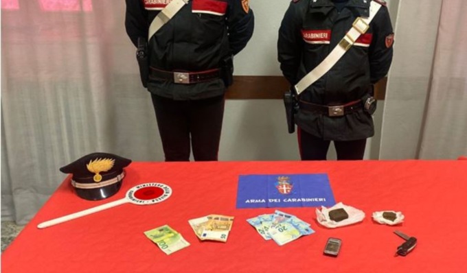 Al parco con hashish e un coltello in tasca: 22enne arrestato per spaccio