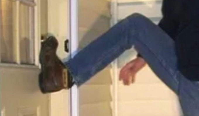 Si lamenta del rumore e gli distruggono la porta a calci, ragazzini vandali a Soncino