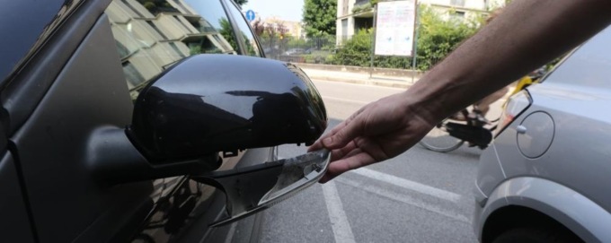 Accusa un uomo di avergli danneggiato lo specchietto e gli chiede soldi, denunciato per truffa