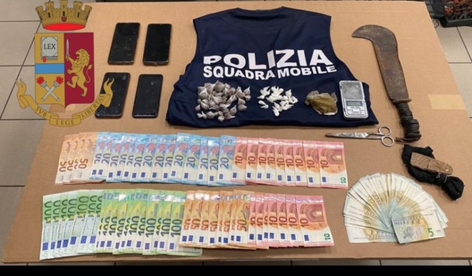 Spaccia in casa, la droga consegnata calandola dalla finestra: 35enne in manette