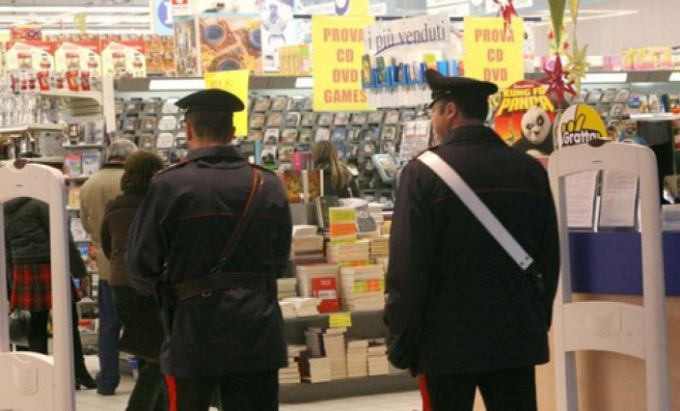 Prima di rubare merce al supermercato, beve alcolici tra le corsie: beccato