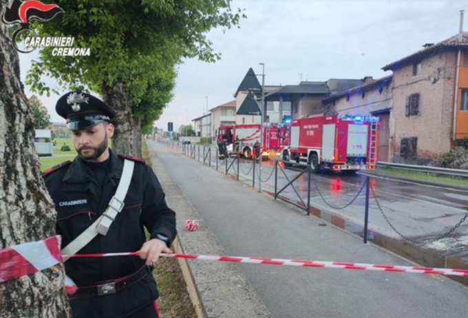 Carabinieri trovano un tubo dell’irrigazione e contengono un grave incendio in attesa dei Vigili del Fuoco