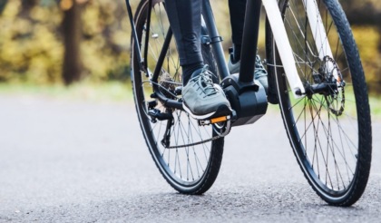 Rubano una bici elettrica nella notte e poi si danno alla fuga: fermati i responsabili