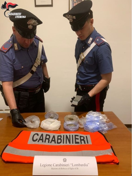 Pusher beccato dai carabinieri si libera della droga e scappa nei campi, denunciato per spaccio