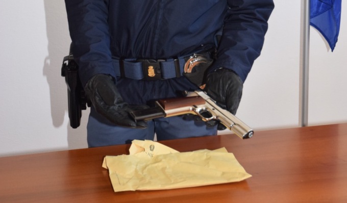 Sotto i vestiti nasconde una semiautomatica, ma era un pistola giocattolo