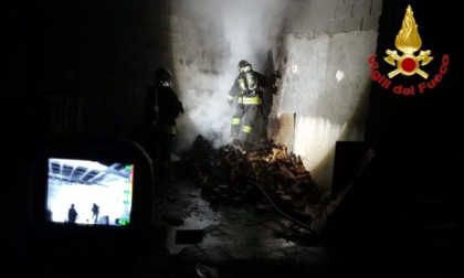 Incendio nella notte in una legnaia: a fuoco 3 quintali di legna