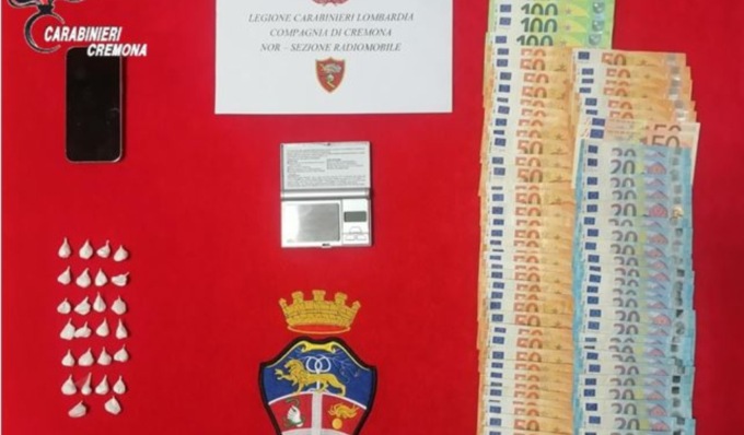 Trasforma la sua auto in un negozio per vendere droga: arrestato 19enne