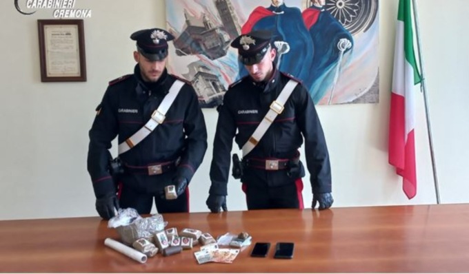 Minorenni, fratelli e spacciatori: in casa nascondono 1,3 chili di hashish