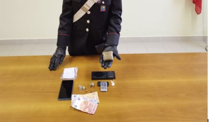 Sorpreso a vendere cocaina: arrestato pusher e segnalata consumatrice