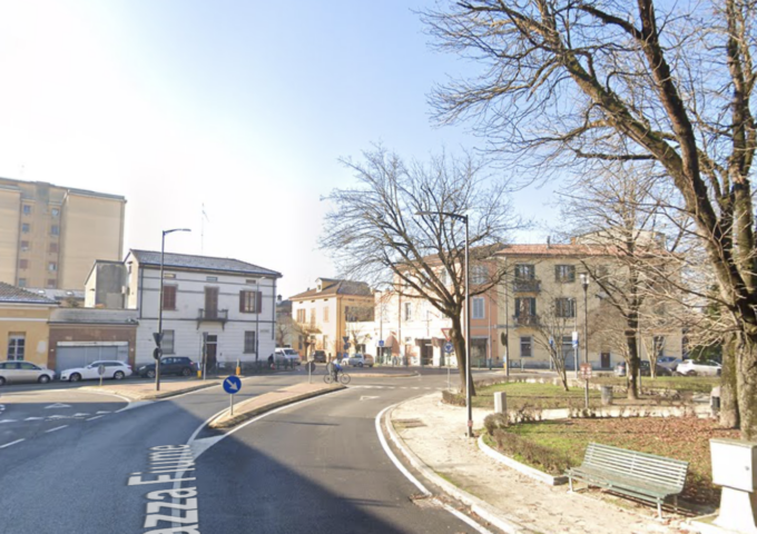 Scontro tra un’auto e una moto a Cremona in piazza Fiume, scooterista gravemente ferito