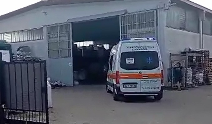 Infortunio sul lavoro: 50enne colpito alla schiena da alcuni infissi