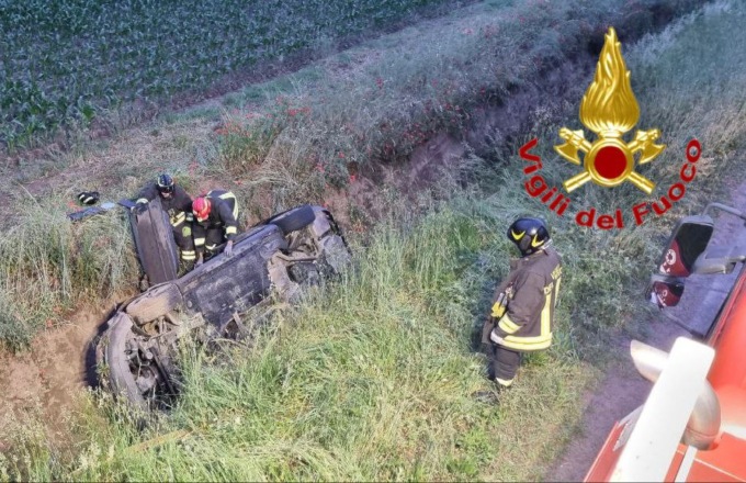 Esce di strada sulla provinciale: 53enne estratto dall’abitacolo e trasferito in ospedale a Cremona