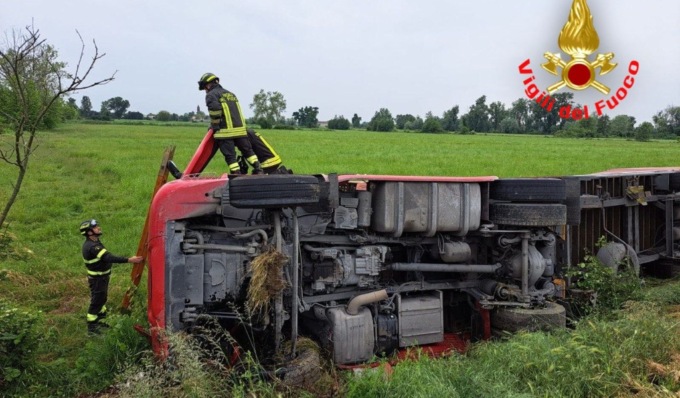 Mezzo pesante esce di strada e si ribalta sulla provinciale: soccorsi in azione a Pianengo