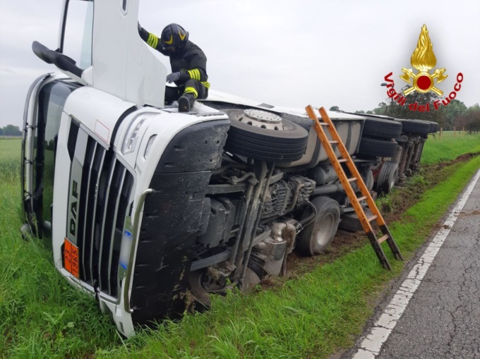 Autocisterna carica di 230 quintali di GPL si ribalta sulla Postumia: sul posto i Vvf