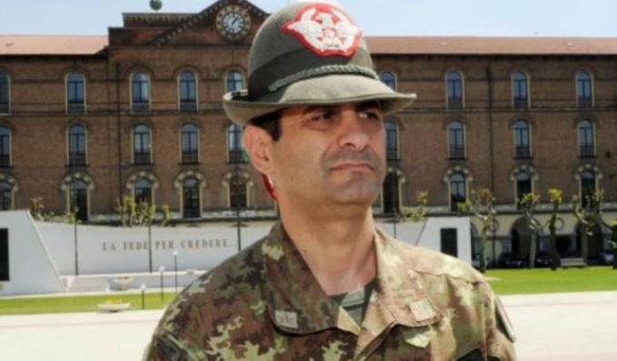 Tre donne da Cremona a Udine per attaccare adesivi offensivi contro il Generale Figliuolo e gli Alpini