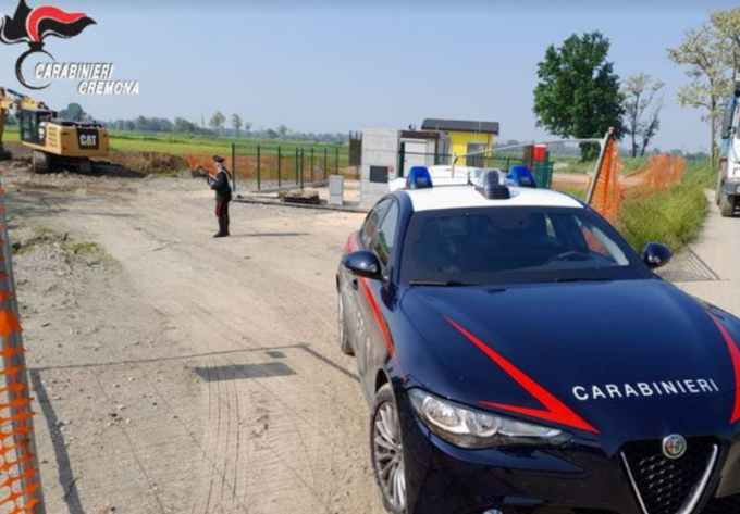 La benzina costa? Lui la ruba da un escavatore: denunciato per ricettazione