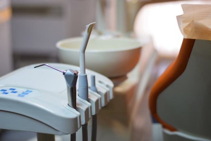 Ponti, protesi e devitalizzazioni di denti… ma lo studio odontoiatrico era abusivo