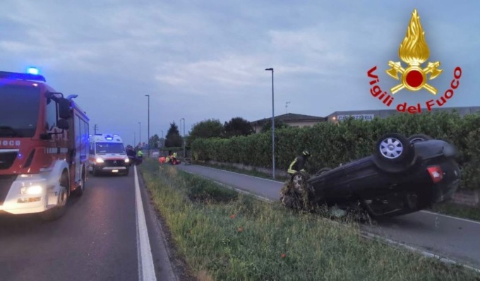Schianto all’alba tra due vetture, una si ribalta: feriti due uomini