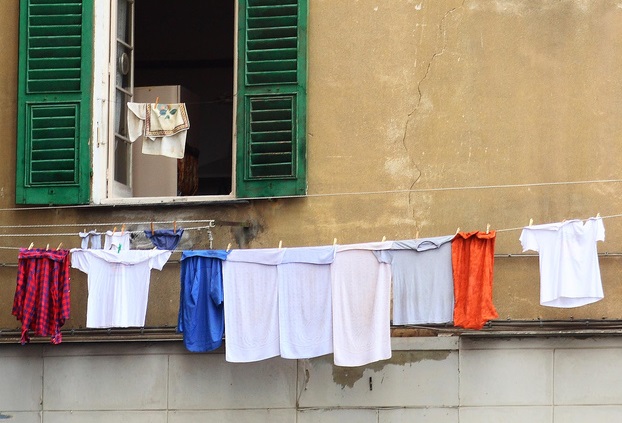 Anziana bagna con un tubo dell’acqua i panni stesi dei suoi inquilini del Sud: “Tornatevene a ‘Beri”