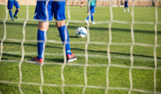 Alla partita di calcio dei bambini, mamma e nonna vengono alle mani sugli spalti