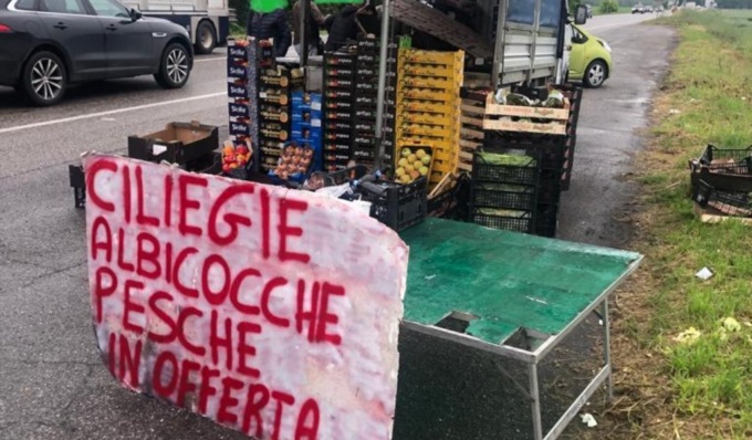 Frutta e verdura vendute irregolarmente: maxi multa e 110 cassette sequestrate