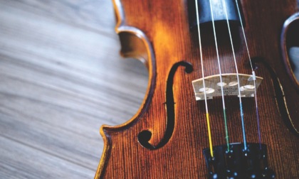 Rubano un violino di valore: il "palo" finisce in carcere