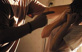 Minaccia e aggredisce sorella, madre e padre per i soldi di droga e alcol