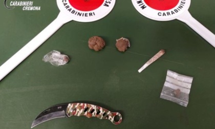 Forte odore di hashish durante il controllo: tre giovani trovati con droga e un coltello