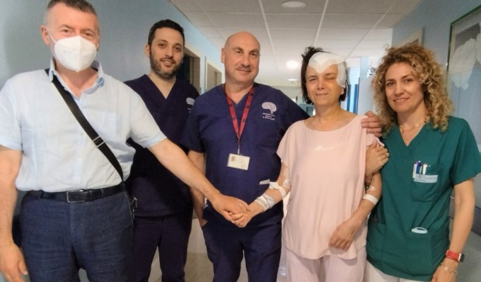 Operata al cervello da sveglia: Maria sta bene e presto tornerà a insegnare