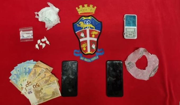 Blitz antidroga: 26enne sorpreso a vendere droga in strada