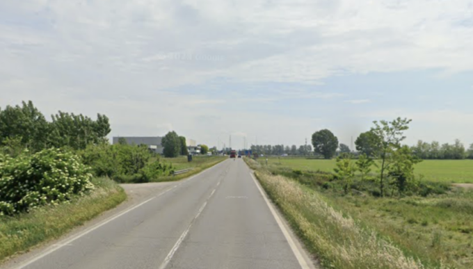 Escono di strada con il furgone sulla Melotta, interviene il camion con la gru