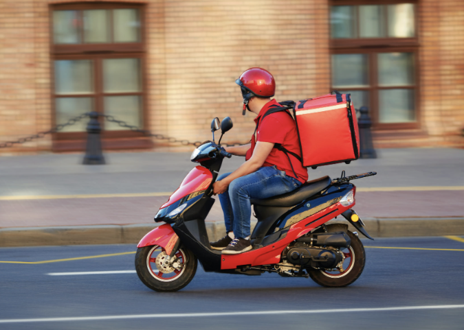 Trovato e denunciato l’automobilista che ha travolto un rider a Cremona ed è scappato