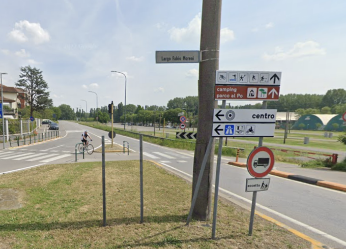 Ciclista 64enne investita da una moto sulle strisce pedonali a Cremona, portata in ospedale