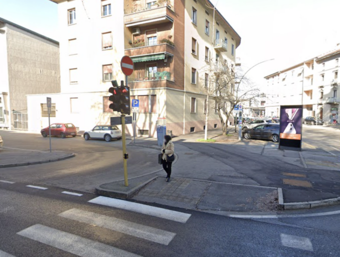 Perde il controllo dell’auto e abbatte un semaforo a Cremona