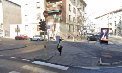 Perde il controllo dell'auto e abbatte un semaforo a Cremona