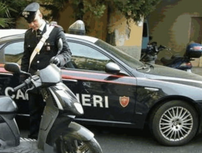 Assume cocaina e si mette alla guida di un ciclomotore senza patente, 33enne denunciato