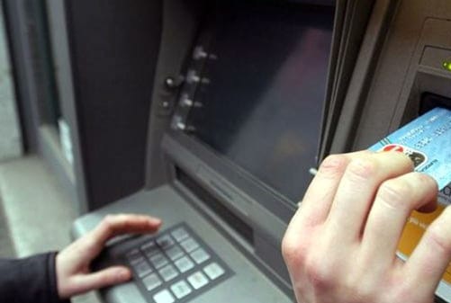 Rompe il finestrino di un’auto e ruba una borsa con dentro il bancomat, 29enne denunciato