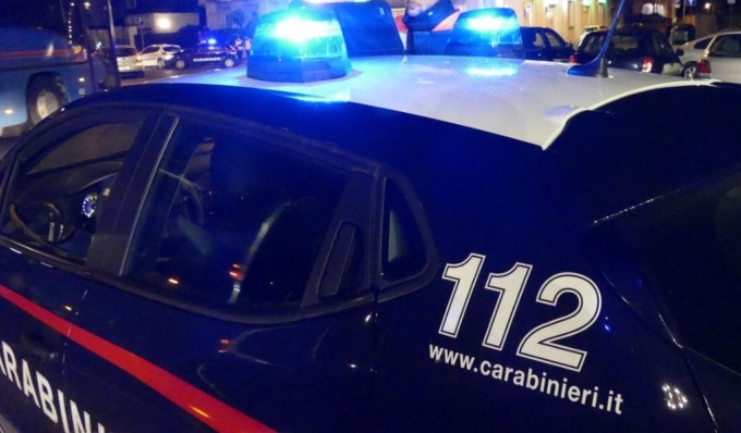 Alla vista dei carabinieri tentano di cambiare strada, uno trovato con hashish