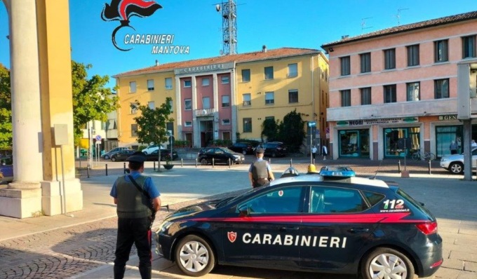 Scarpe nel passeggino dei figli e vestiti in auto: coppia di Cremona nei guai per furto