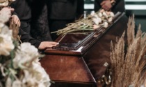 Importunano i partecipanti di un funerale: foglio di via per coppia di rumeni