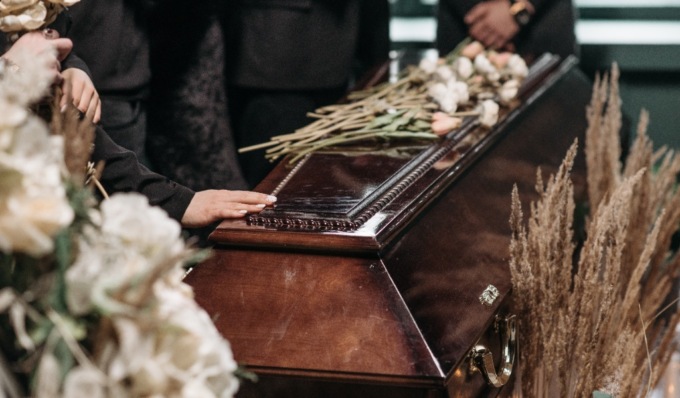 Importunano i partecipanti di un funerale: foglio di via per coppia di rumeni