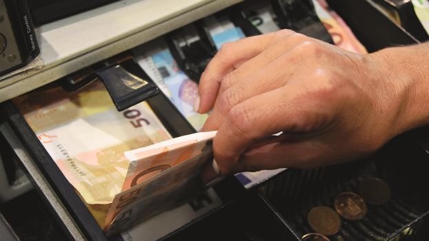 Apre la cassa di un negozio del centro di Crema e ruba 200 euro, è caccia al misterioso bandito