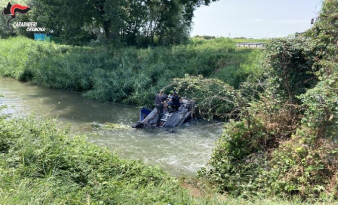 Con l’auto in un fossato dopo l’inseguimento, beccato e denunciato il conducente 27enne
