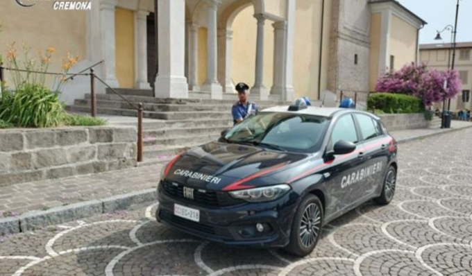 Calci, pugni, spintoni e bottigliate: dieci giovani denunciati per rissa