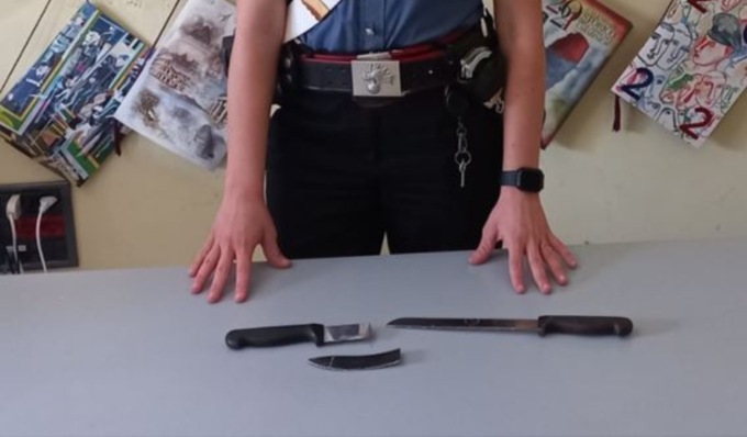 Già ubriaco chiede un altro drink, al rifiuto minaccia con un coltello i baristi poi mette a soqquadro il locale