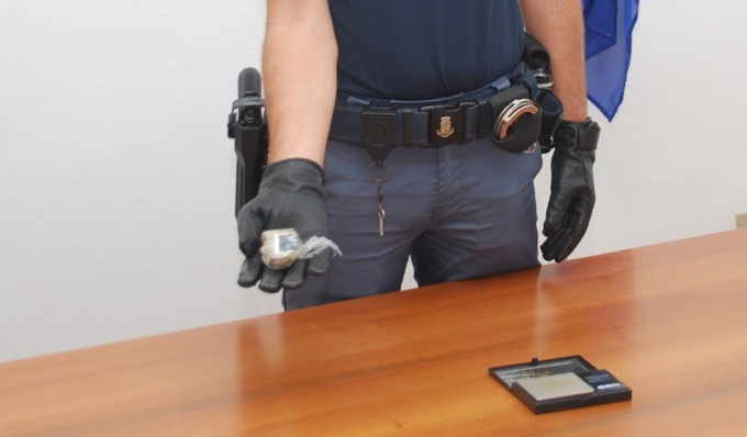 In tasca un panetto di hashish e 100 euro in contanti, guai per un 17enne