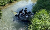 Auto in fuga dai Carabinieri finisce ribaltata in un fossato pieno d'acqua