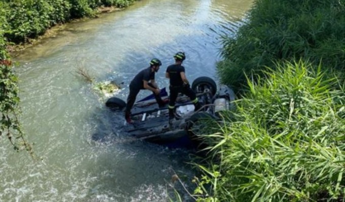 Auto in fuga dai Carabinieri finisce ribaltata in un fossato pieno d’acqua