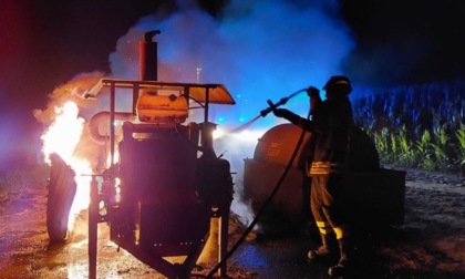 Incendio nella notte in azienda agricola: a fuoco una motopompa da irrigazione